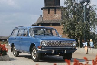 Obří ruský kombík se třemi řadami sedadel známe i u nás. Sloužil u Veřejné bezpečnosti - Garáž.cz